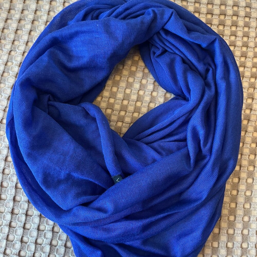 VEOND Blue Infinity Scarf, great condition